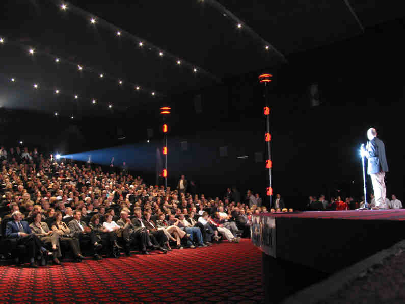 Photo 10 : Discours d'inauguration le 30 avril 2003
